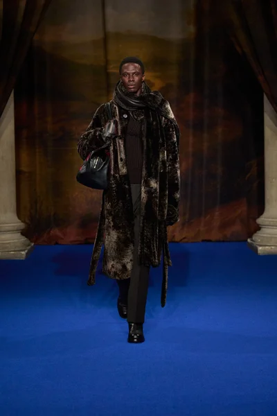 Look 28